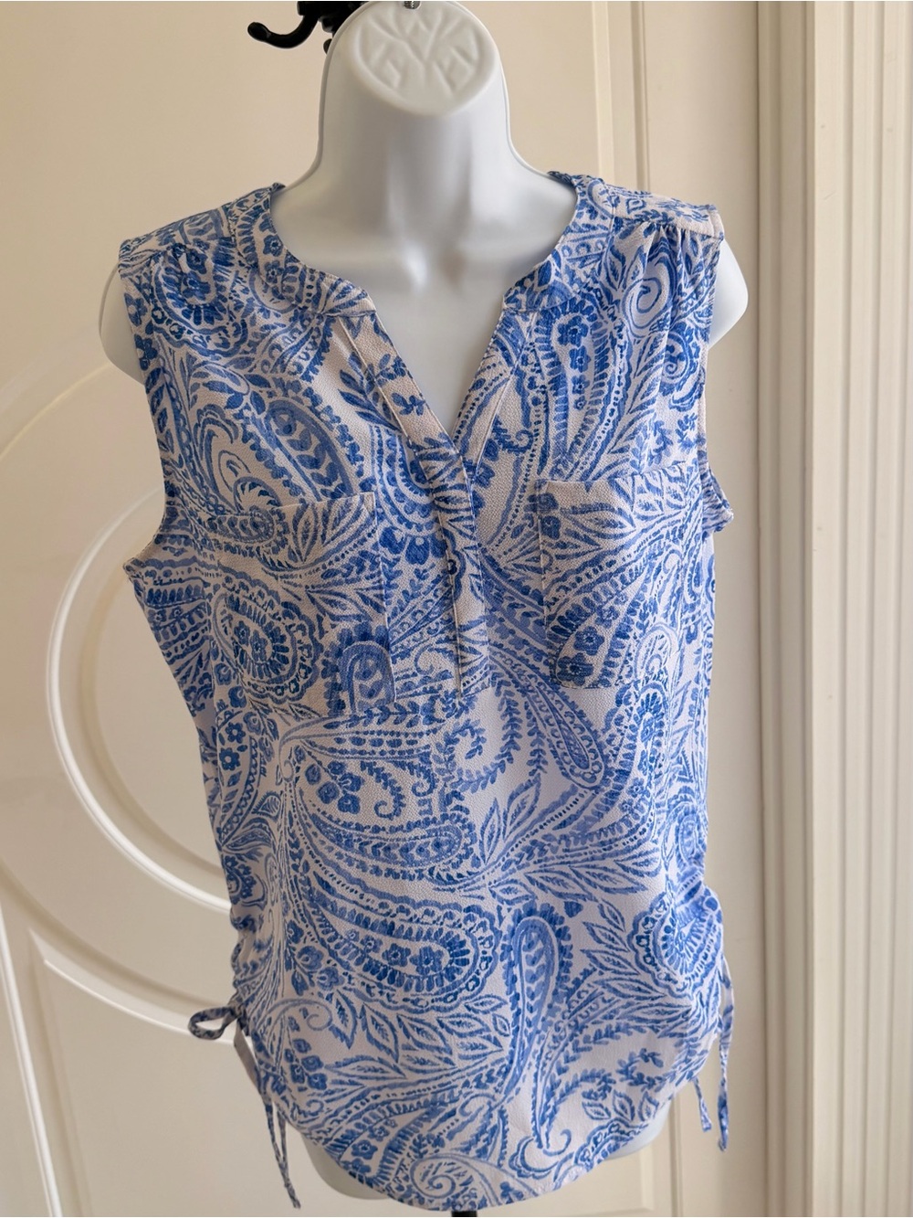 Emily Daniels Blue Paisley Sleeveless Tie-Detail Blouse comfort stretch NWT